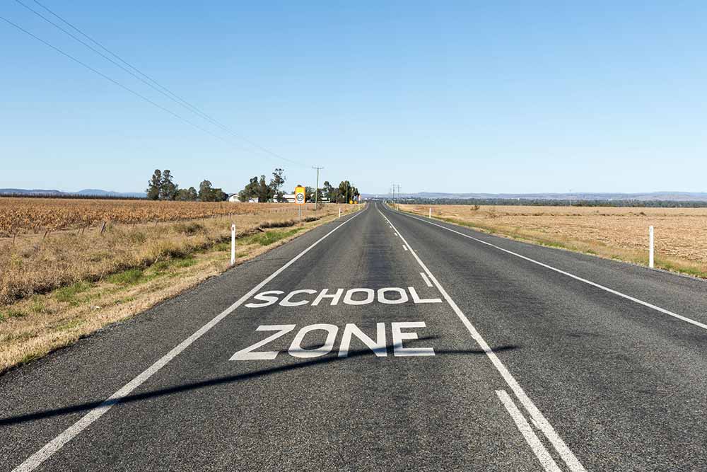Queensland government has earmarked 100 school zones to receive flashing school zone signs to improve safety for students.
