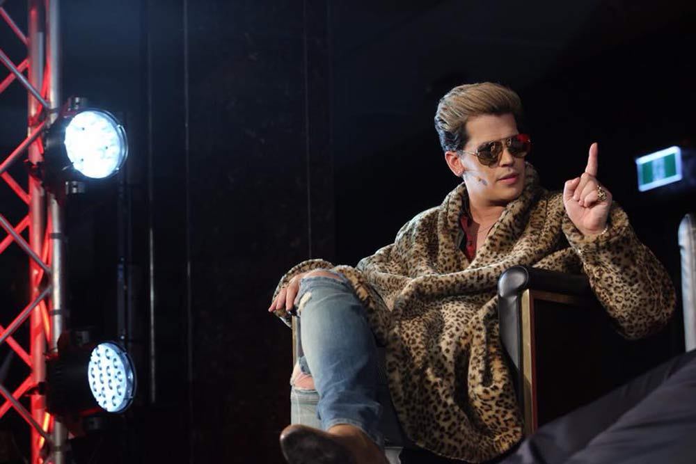 Milo Yiannopoulos addresses Sydney audience on the dilemma of being an insider or an outsider, and how the latter will deliver colossal rewards.